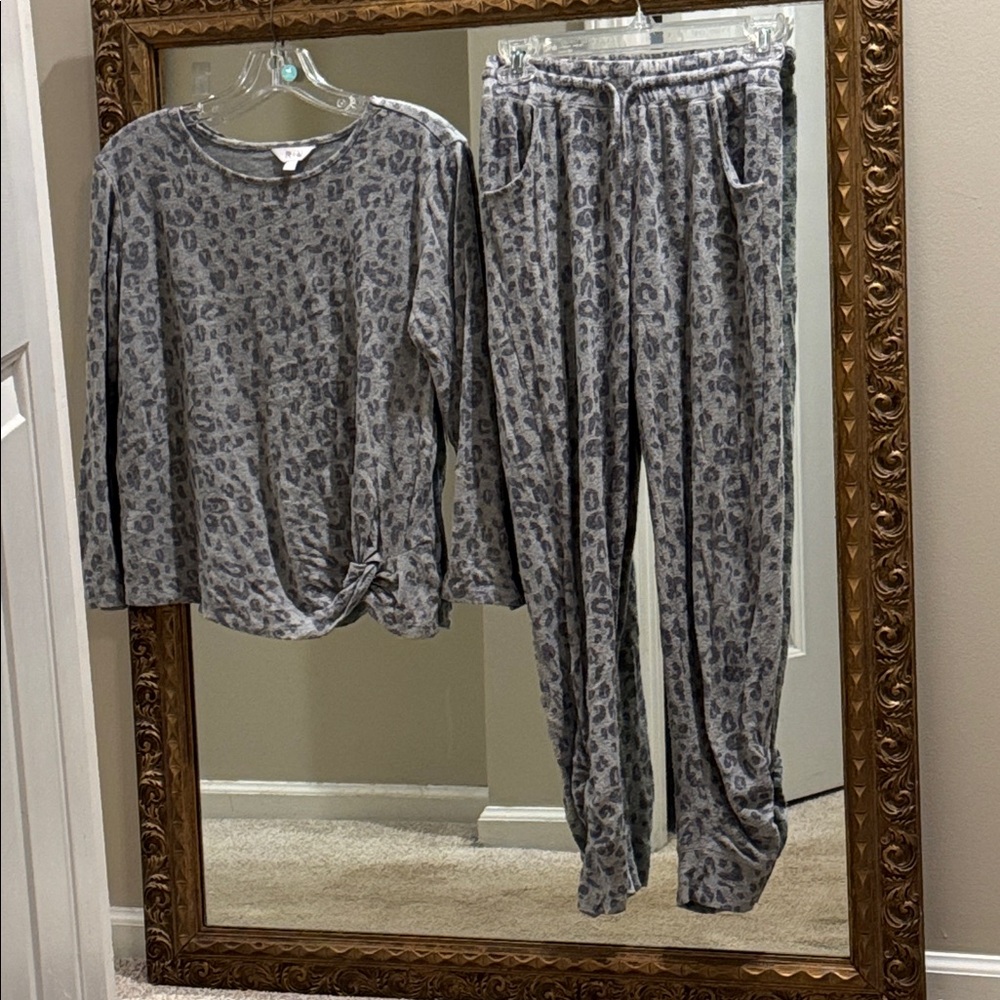 R&R Girls sz 12-14 Gray Animal Print PJ / Lounge Set.